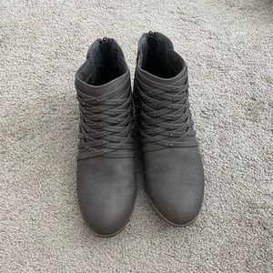 Short booties with crisscross detail